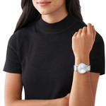 Montre MICHAEL KORS femme bracelet acier gris - vue porté 1