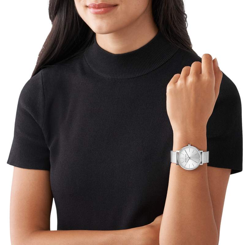 Montre MICHAEL KORS femme bracelet acier gris - vue porté 1