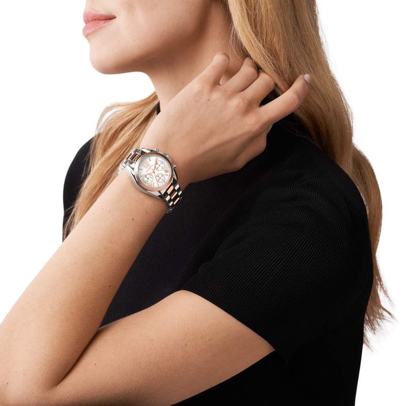 Montre MICHAEL KORS femme chronographe bracelet acier bicolore acier doré rose - vue porté 1