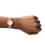 Montre FOSSIL femme acier doré rose bracelet cuir rose - vue porté 1