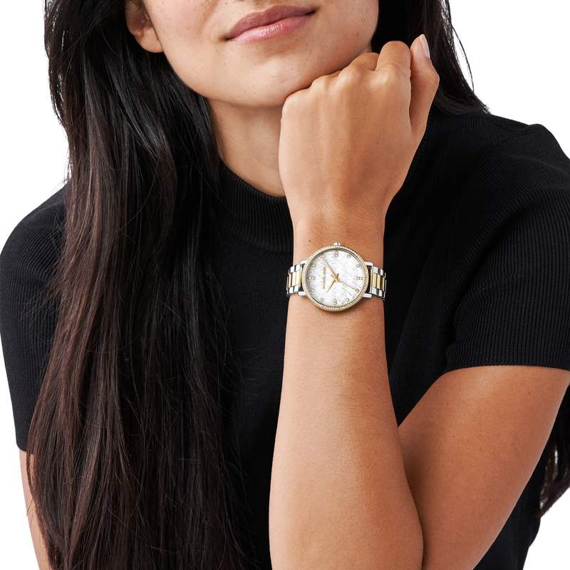 Montre MICHAEL KORS femme bracelet acier bicolore jaune - vue porté 1