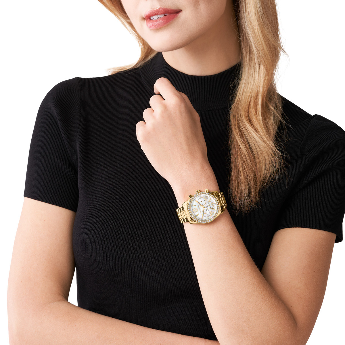 Montre MICHAEL KORS femme chronographe bracelet acier doré jaune - vue porté 1