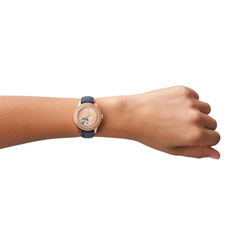 Montre FOSSIL femme automatique acier doré rose bracelet cuir bleu marine - vue porté 1