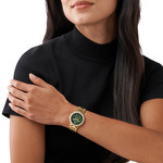 Montre MICHAEL KORS femme bracelet acier doré jaune - vue porté 1