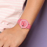 Montre LACOSTE 12.12. Kids enfant bracelet silicone rose - vue porté 1
