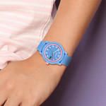 Montre LACOSTE 12.12. Kids enfant résine bleu bracelet silicone bleu - vue porté 1