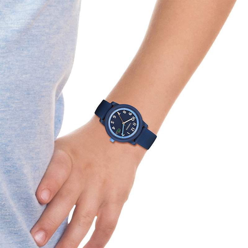 Montre LACOSTE 12.12 kids enfant résine bracelet silicone bleu - vue porté 1