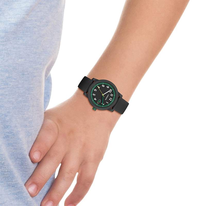 Montre LACOSTE 12.12 Kids enfant résine bracelet silicone noir - vue porté 1