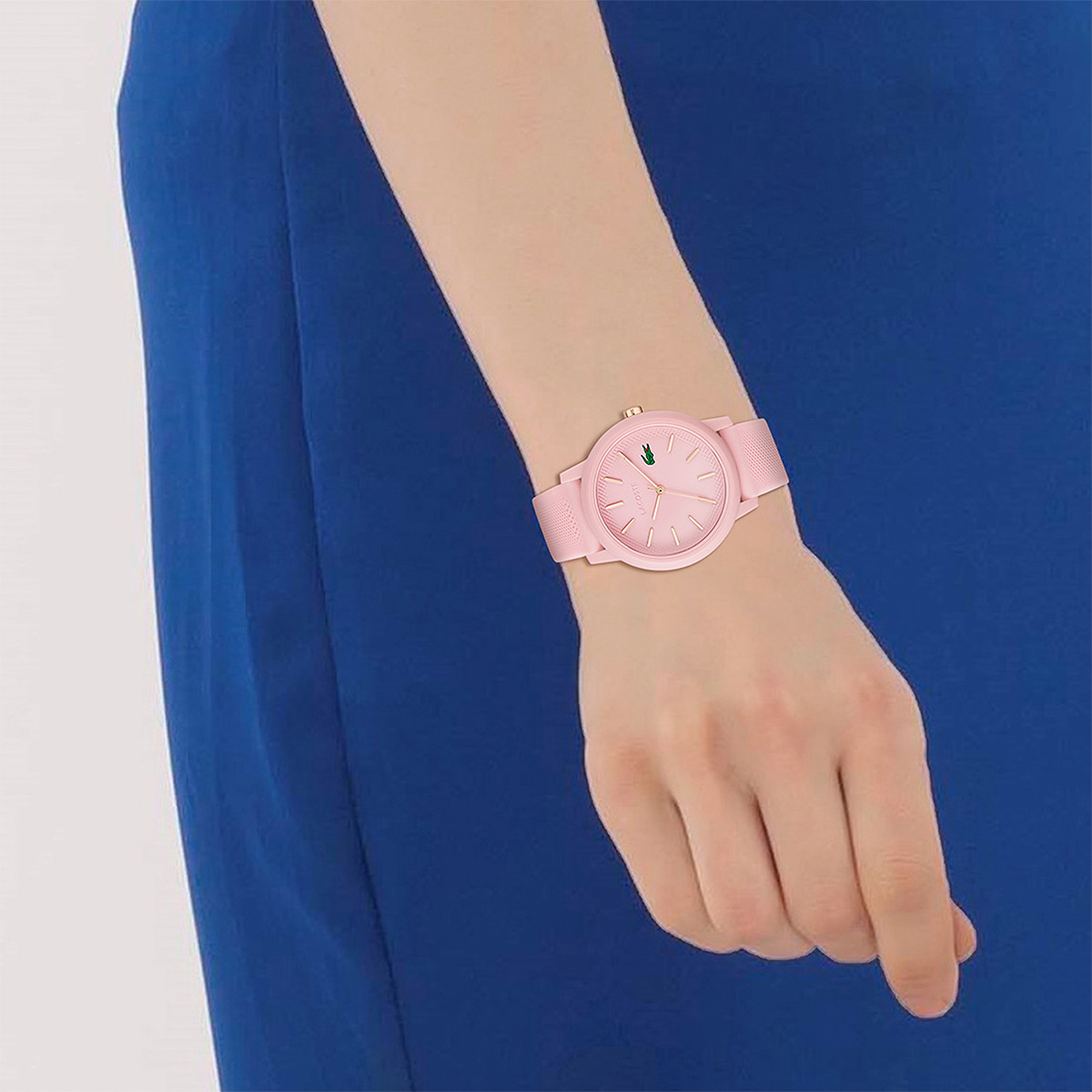 Montre Lacoste 12.12. femme résine bracelet silicone rose - vue porté 1