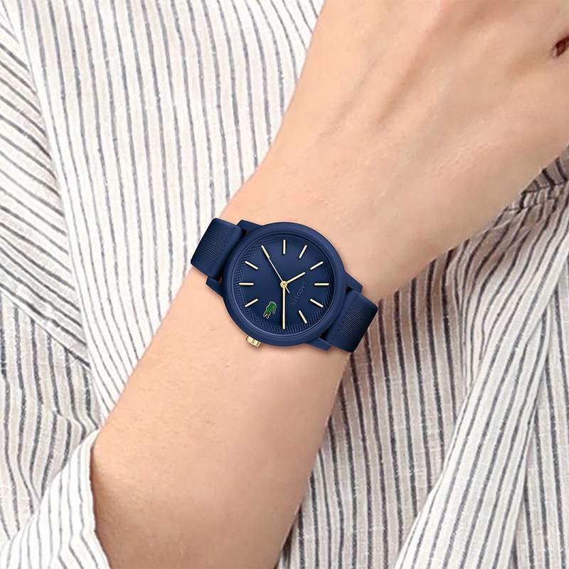 Montre Lacoste 12.12. femme résine bracelet silicone bleu - vue porté 1