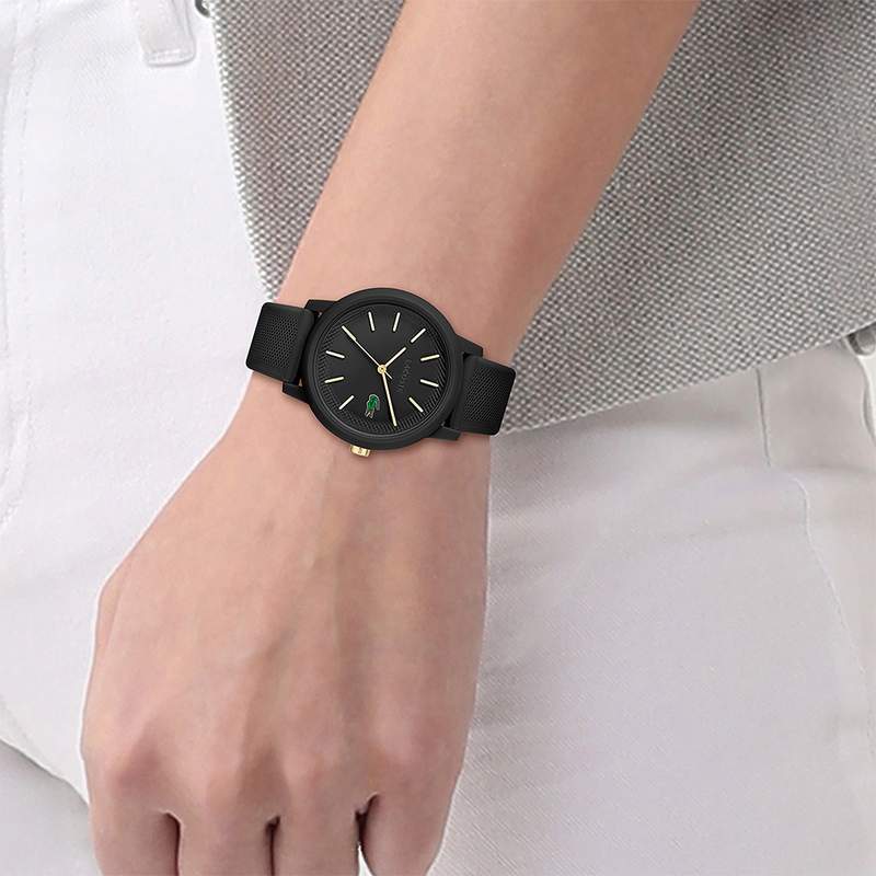 Montre Lacoste 12.12. femme résine bracelet silicone noir - vue porté 1