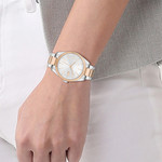 Montre LACOSTE Capucine femme bracelet acier bicolore doré rose - vue porté 1