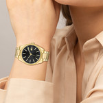 Montre LACOSTE Capucine femme bracelet acier doré jaune - vue porté 1