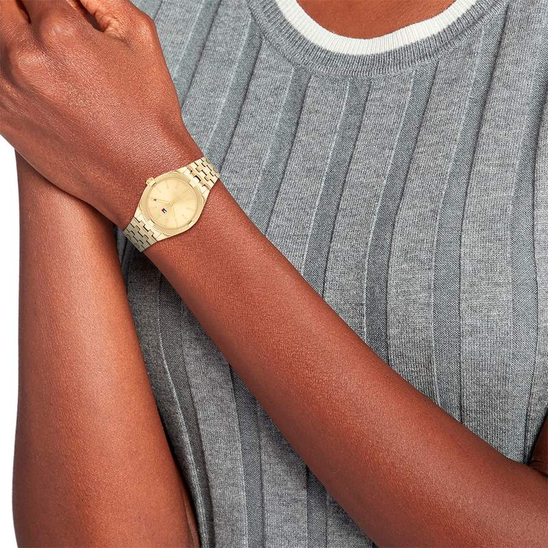 Montre TOMMY HILFIGER Rachel femme bracelet acier doré jaune - vue porté 1