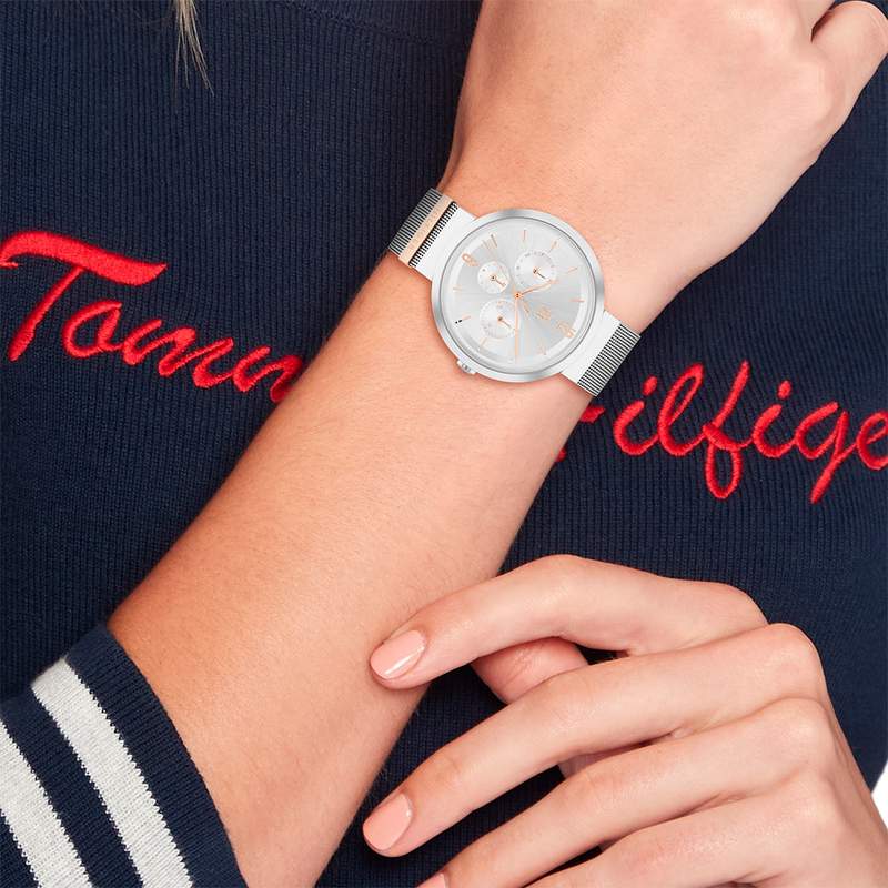 Montre TOMMY HILFIGER Lidia  femme bracelet acier gris - vue porté 1