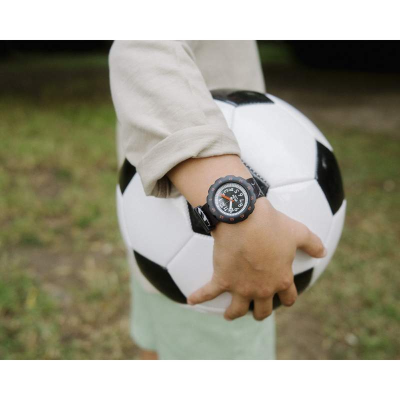 Montre Flik flak Move your body enfant plastique bisourcé bracelet tissu recyclé noir goal - vue porté 1