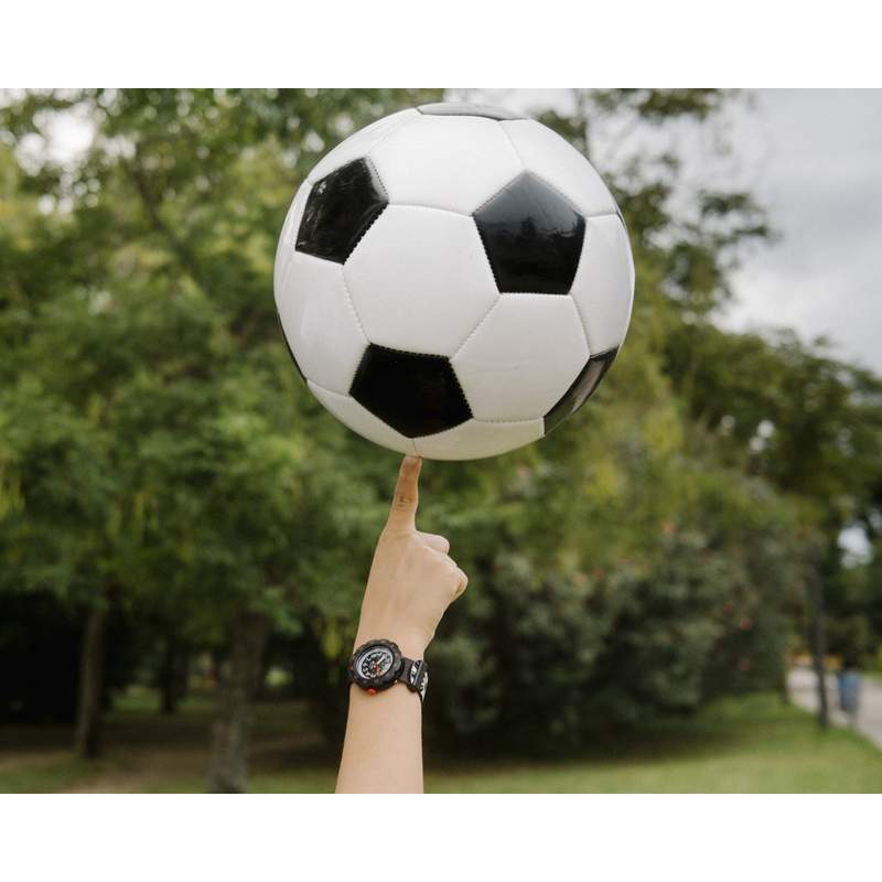 Montre Flik flak Move your body enfant plastique bisourcé bracelet tissu recyclé noir goal - vue porté 2
