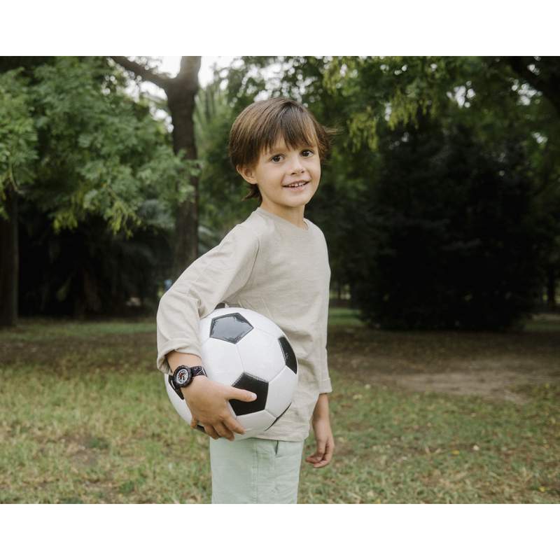 Montre Flik flak Move your body enfant plastique bisourcé bracelet tissu recyclé noir goal - vue porté 3