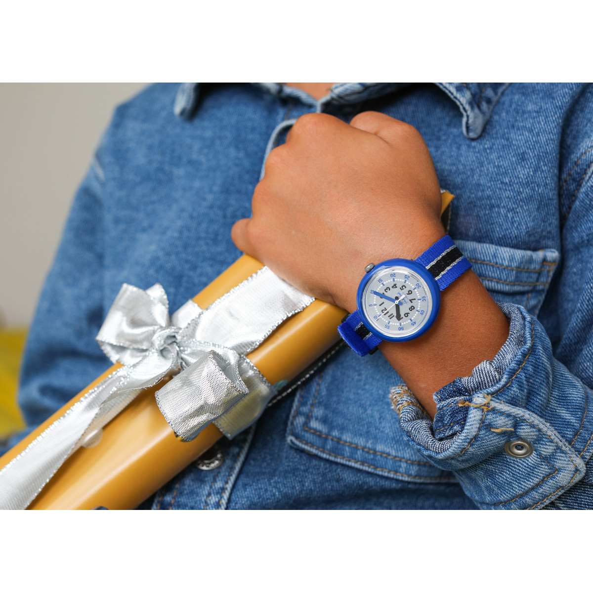Montre FLIK FLAK Shine Bright Christmas enfant plastique biosourcé bracelet tissu recyclé  bleu - vue porté 1