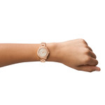 Montre FOSSIL Stella femme bracelet acier doré rose - vue porté 1