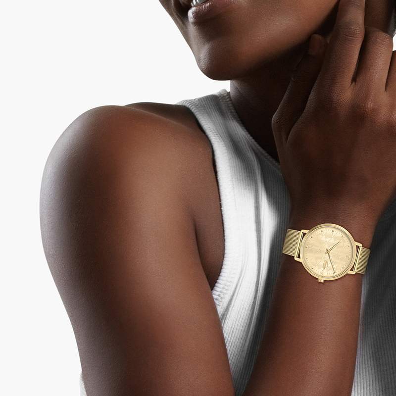 Montre LACOSTE Crocorigin femme bracelet acier doré jaune - vue porté 1