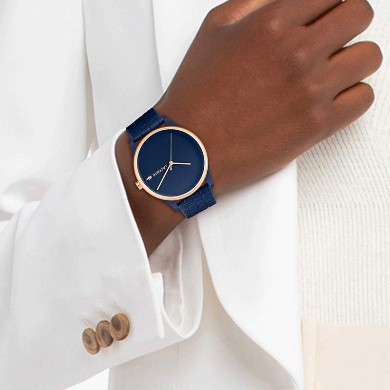 Montre LACOSTE Crocodelle femme TR90 bleu bracelet silicone bleu - vue porté 1