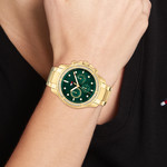 Montre TOMMY HILFIGER Brooklyn femme bracelet acier doré jaune - vue porté 1