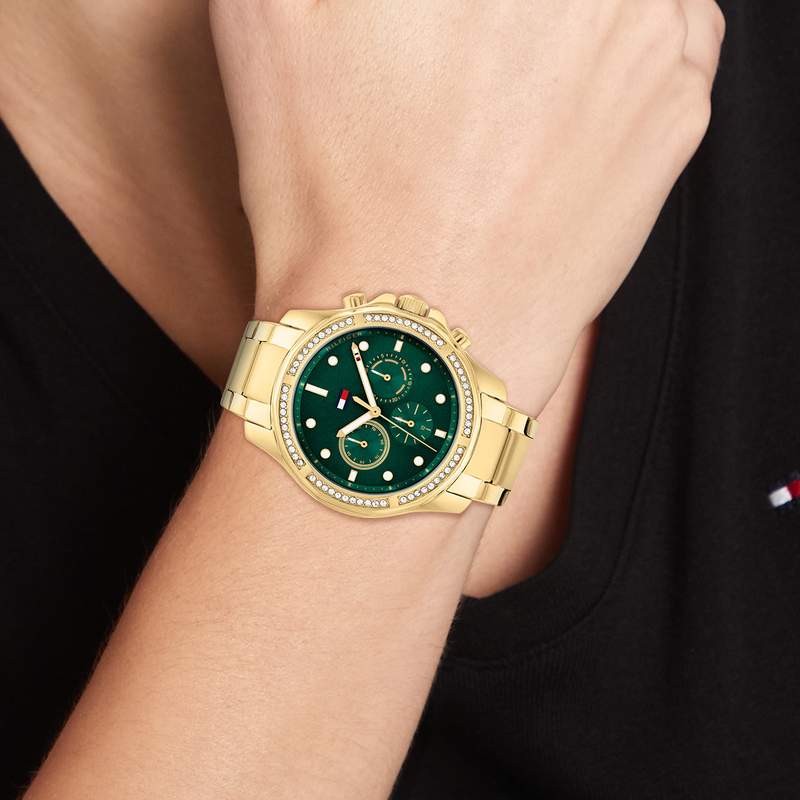 Montre TOMMY HILFIGER Brooklyn femme bracelet acier doré jaune - vue porté 1