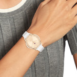 Montre TOMMY HILFIGER Paige femme acier doré rose bracelet cuir blanc - vue porté 1