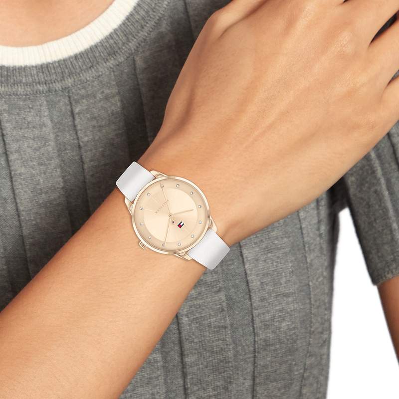 Montre TOMMY HILFIGER Paige femme acier doré rose bracelet cuir blanc - vue porté 1