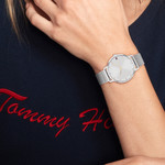 Montre TOMMY HILFIGER Pippa femme bracelet acier gris - vue porté 1