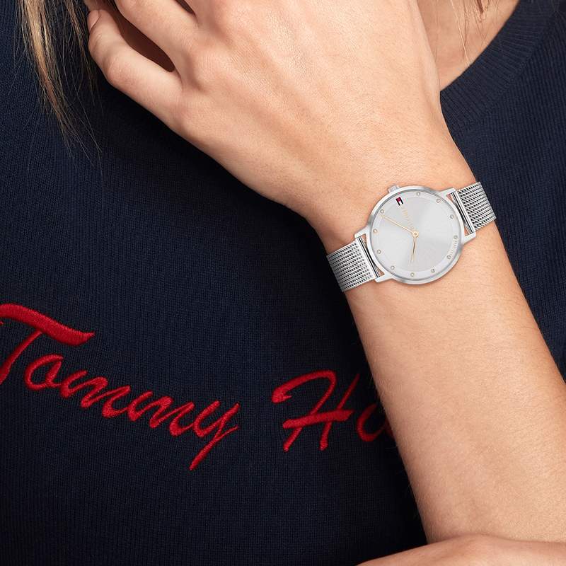 Montre TOMMY HILFIGER Pippa femme bracelet acier gris - vue porté 1