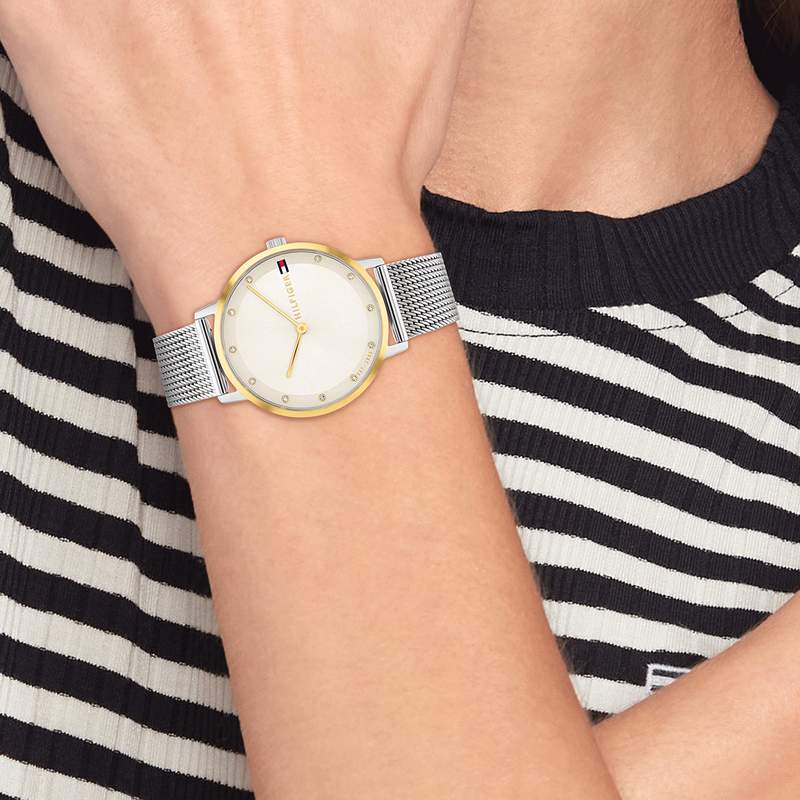 Montre TOMMY HILFIGER Pippa femme acier doré bracelet acier gris - vue porté 1