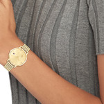 Montre TOMMY HILFIGER Tea le femme bracelet acier doré jaune - vue porté 1