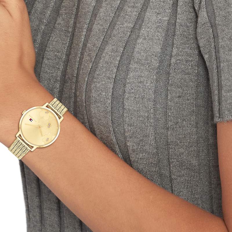 Montre TOMMY HILFIGER Tea le femme bracelet acier doré jaune - vue porté 1