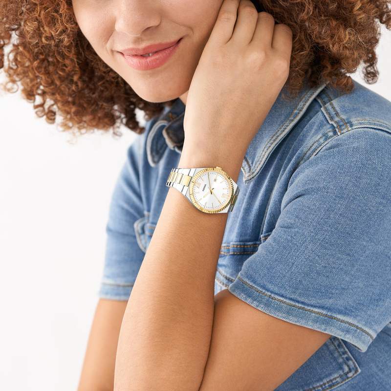 Montre FOSSIL Scarlette femme bracelet acier bicolore - vue porté 1