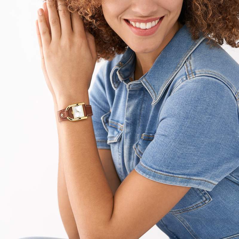 Montre FOSSIL Harwell femme acier doré bracelet cuir marron - vue porté 1