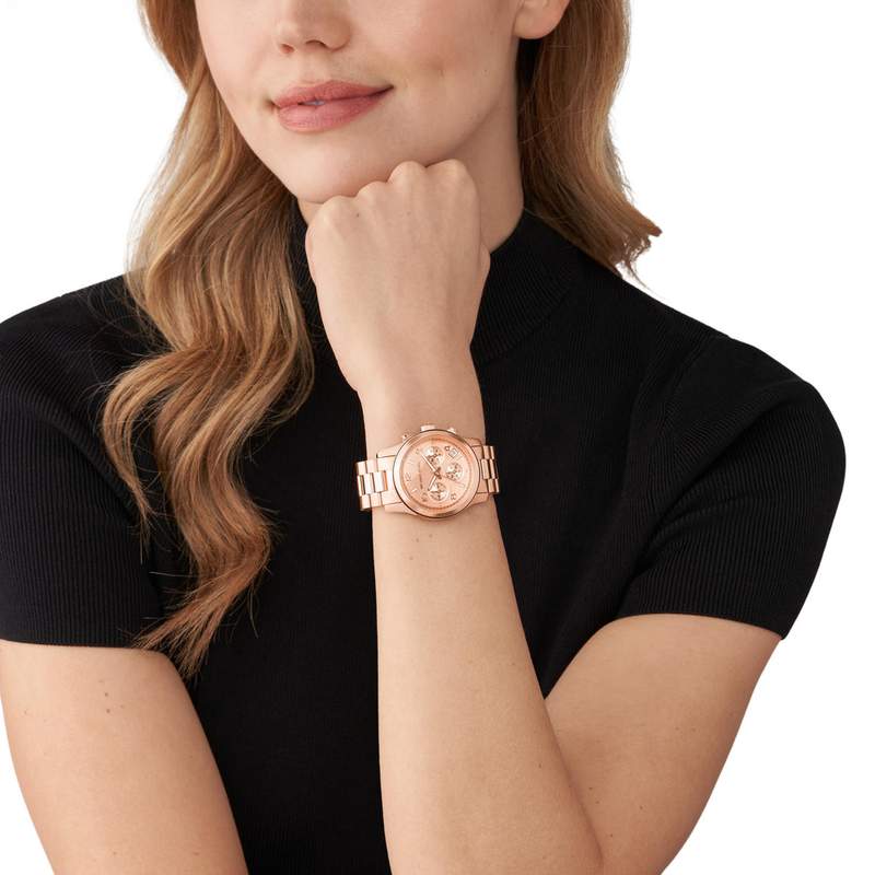 Montre MICHAEL KORS Runway femme bracelet acier doré rose - vue porté 1
