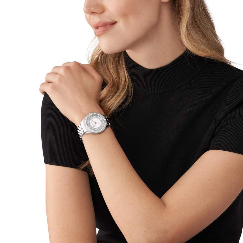 Montre MICHAEL KORS Harlowe femme bracelet acier inoxydable argent - vue porté 1