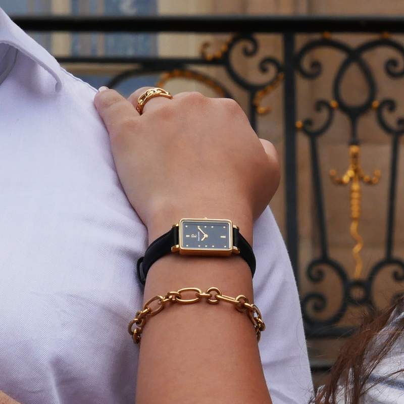 Montre PIERRE LANNIER Ariane acier doré femme bracelet cuir noir - vue porté 1