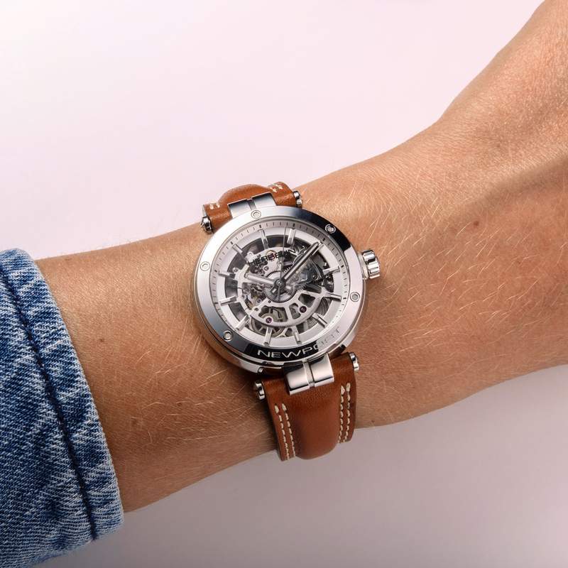 Montre HERBELIN Newport Automatic femme automatique acier bracelet cuir marron - vue porté 1