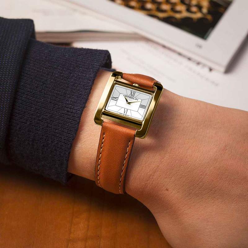 Montre HERBELIN Vème avenue femme bracelet cuir marron - vue porté 1
