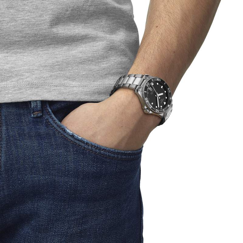 Montre TISSOT T-SPORT SEASTAR 1000 mixte cadran noir bracelet acier inoxydable - vue porté 1