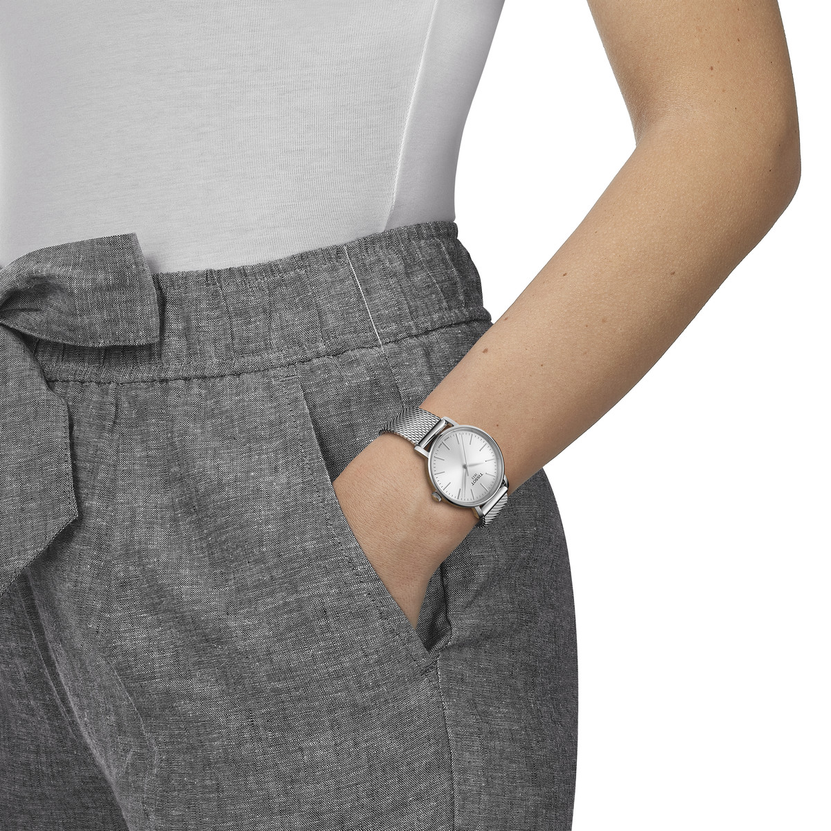 Montre TISSOT t-classic femme bracelet acier gris - vue porté 1
