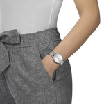 Montre TISSOT T-CLASSIC EVERYTIME femme cadran gris bracelet acier inoxydable - vue porté 1