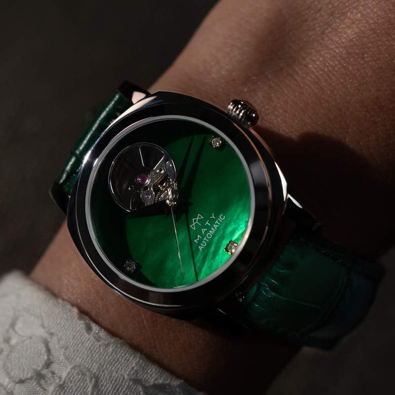 Montre MATY GM automatique cadran vert bracelet cuir vert - vue porté 1