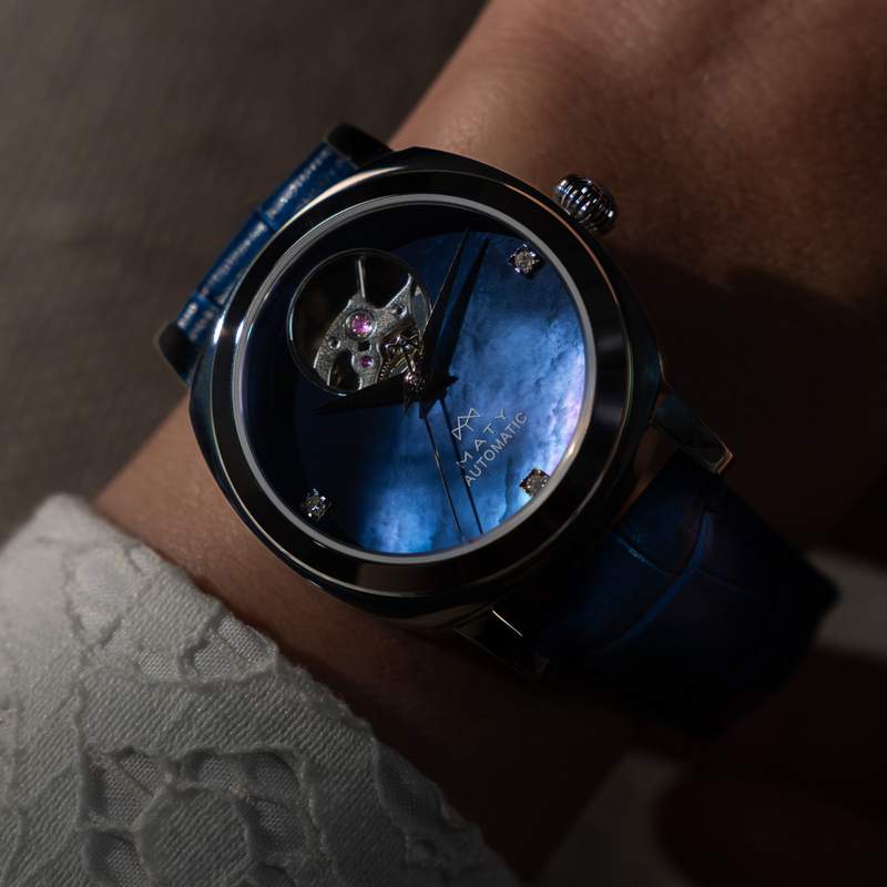 Montre MATY GM automatique cadran bleu bracelet cuir bleu - vue porté 1