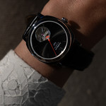 Montre MATY GM automatique cadran noir bracelet cuir noir - vue porté 1