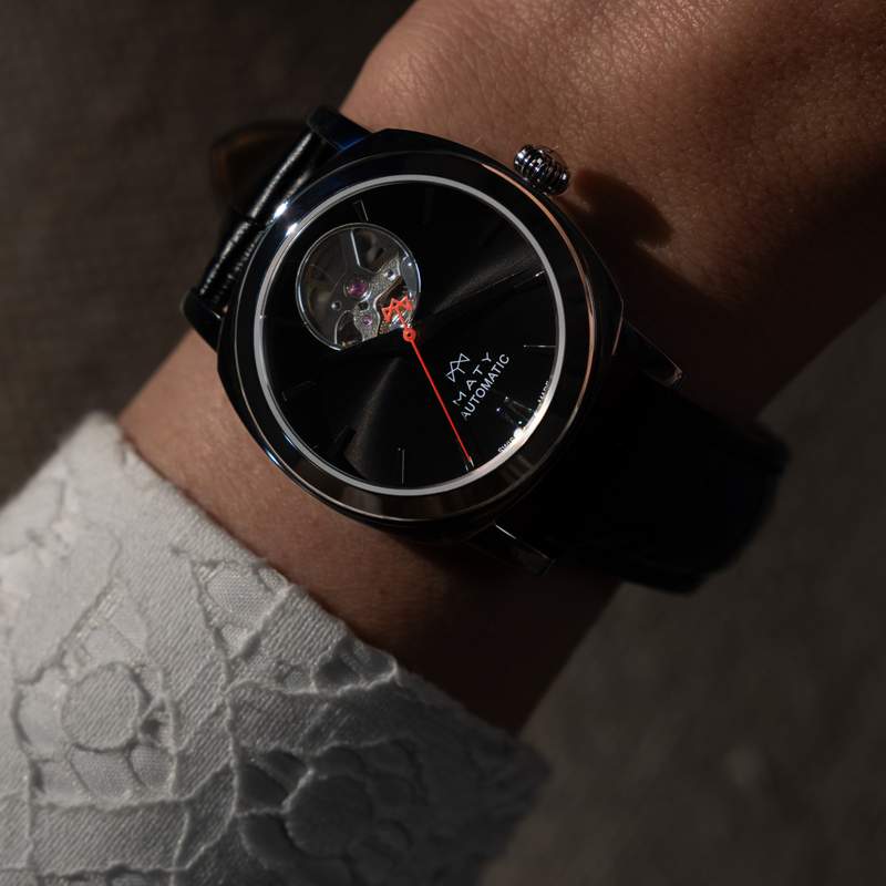 Montre MATY GM automatique cadran noir bracelet cuir noir - vue porté 1