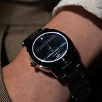 Montre MATY GM cadran Lapis Lazuli bracelet acier - vue porté 1